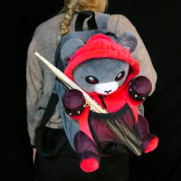 Corimori – Ember der Punk Bär, großer flauschiger Plüsch-Rucksack für Kinder und Erwachsene, rot schwarz