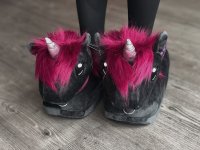 44-48 Männer Herren Tier-Hausschuhe Einheitsgröße Größe 44, 45, 46, 47, 48 Plüsch Hausschuhe Pantoffeln „Ruby“ das Punk-Einhorn