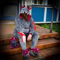 Kuscheltier Plüschtier Stofftier "Doomy" das Zombie-Einhorn (anthrazit/rot) 29cm, leuchtet im Dunkeln, Horror-Kuscheltier, Grusel-Unicorn, perfekt zu Halloween