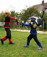 Ninja-Kostüm für Kinder (Jungen und Mädchen) mit Zubehör (Katana-Schwert, Dolche, Stirnband, Maske, Tattoos), Blau S (98-110)