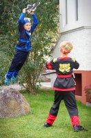 Ninja-Kostüm für Kinder (Jungen und Mädchen) mit Zubehör (Katana-Schwert, Dolche, Stirnband, Maske, Tattoos), Blau L (134-146)