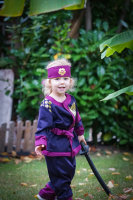 Ninja-Kostüm für Kinder (Jungen und Mädchen) mit Zubehör (Katana-Schwert, Dolche, Stirnband, Maske, Tattoos), Rot S (98-110)