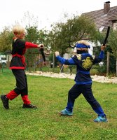 Ninja-Kostüm für Kinder (Jungen und Mädchen) mit Zubehör (Katana-Schwert, Dolche, Stirnband, Maske, Tattoos), Lila M (116-128)